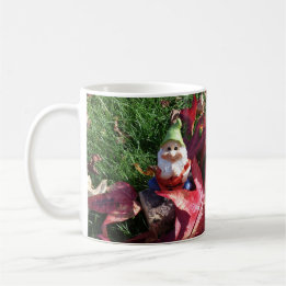 Gartenzwerge im Hof fallen rote braune Blätter Co Kaffeetasse