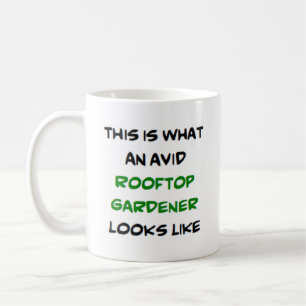 Gärtner auf dem Dach, begeistert Kaffeetasse