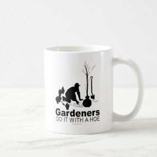Gärtner machen es mit einer Hacke Kaffeetasse