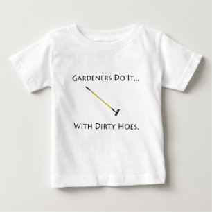 Gärtner machen es... Mit schmutzigen Häusern. Baby T-shirt