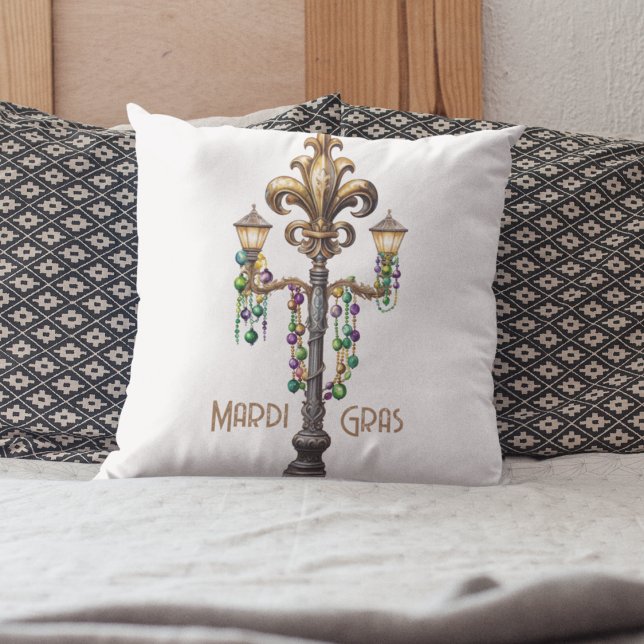 Gaslampe und -perlen Mardi Gras Party Kissen (Mardi Gras beads and a Fleur De Lis Throw pillow for your Carnivale decor and festivities. )