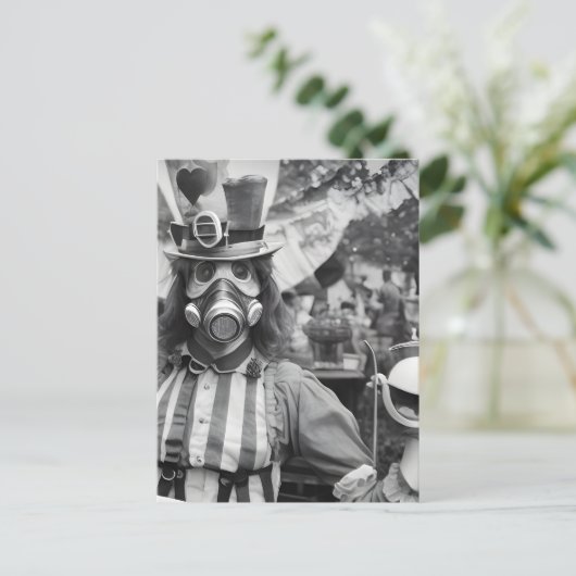 Gasmaske Frau am Tea Party Postkarte (Stehend Vorderseite)