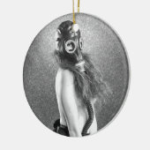 Gasmaske-Mädchen Keramikornament (Links)
