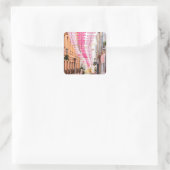 Gassen der Provence mit rosa Sonnenschirmen Pla Quadratischer Aufkleber (Tasche)