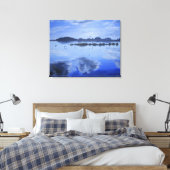 Gasssee, Spiegelflecken, Vögel, Wolken Leinwanddruck (Insitu (Schlafzimmer))