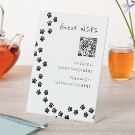 Gast WiFi QR Code Hund Pfote Pfad Sockelschild