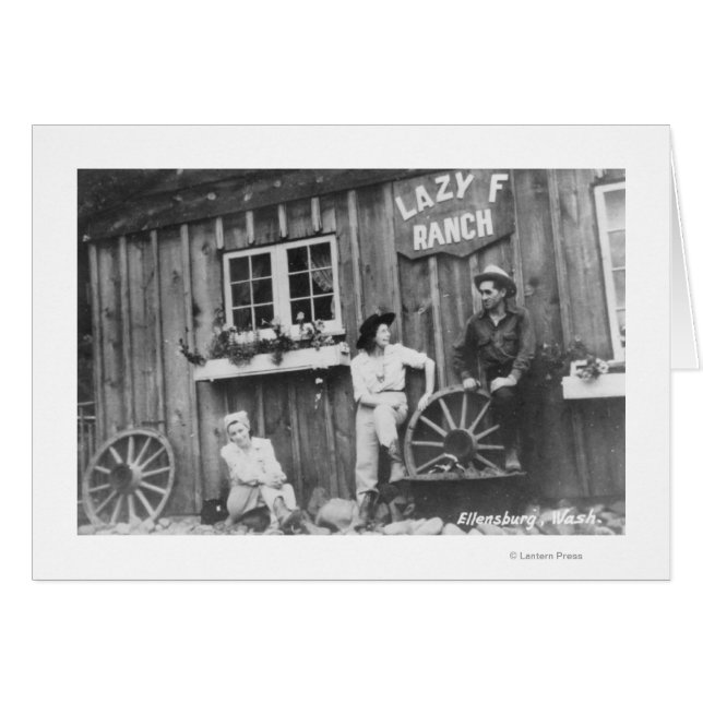 Gäste außerhalb einer Lazy F Ranch Bldg (Vorderseite (Horizontal))