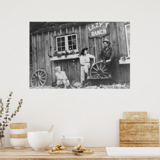 Gäste außerhalb einer Lazy F Ranch Bldg Poster (Küche)
