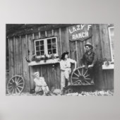 Gäste außerhalb einer Lazy F Ranch Bldg Poster (Vorne)