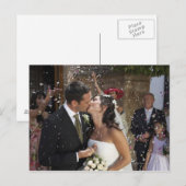 Gäste, die Konfetti über küssende Braut werfen und Postkarte (Vorne/Hinten)