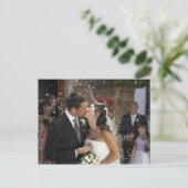 Gäste, die Konfetti über küssende Braut werfen und Postkarte (Stehend Vorderseite)