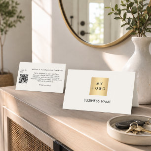 Gästebegrüßungs-QR-Code auf cremefarbener Hotelzim Platzkarte