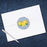 Gastgeschenk Hochzeit-Aufkleber für Lemon Runder Aufkleber<br><div class="desc">Ein hübscher Aufkleber mit Zitronen und italienisch-blauen Fliesen. Ideal als Umschlag Aufkleber oder als Brautparty-Günstige-Aufkleber für ein Zitronenmotiv-Brautparty. Entworfen für Sie von BlackBerry Boulevard.</div>
