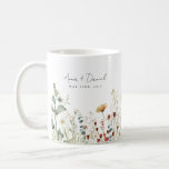 Gastgeschenk Hochzeit der Sommerfeld-Wildblume Kaffeetasse<br><div class="desc">Dieses Design eignet sich perfekt für Hochzeiten im Frühjahr und im Sommer,  mit einer Aquarellgrenze von Wildblumen in Rot-,  Gold-,  Grün- und Blautönen.</div>