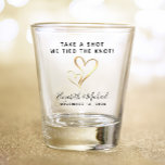 Gastgeschenk Hochzeit erschießt, die wir den Knote Schnapsglas<br><div class="desc">Geben Sie Ihren Hochzeitsgästen ein lustiges Souvenir,  um Ihren besonderen Tag mit diesem maßgeschneiderten Shotglas mit zwei goldenen Herzen in der Mitte zu bewahren. Sie können "Take a Shot,  We tied the Knot" personalisieren,  um etwas Ähnliches in der Länge. Fügen Sie unten Ihren Vornamen und das Hochzeitdatum hinzu.</div>