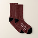 Gastgeschenk Hochzeit Funny Burgundy Socken<br><div class="desc">Holen Sie Ihre Hochzeitsgäste auf der Tanzfläche in diesen lustigen "diese Füße tanzten zur Liebe bei der Hochzeit von" Socken. Personalisieren Sie diese Souvenir-Keepsakes mit Ihren Vornamen und Hochzeitsdatum in weißer Typografie vor bordeauxfarbenem Hintergrund.</div>