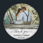 Gastgeschenk Hochzeit Modernes Typografie Foto Vie Magnet<br><div class="desc">Dieser moderne Typografie-Foto-Magnet macht den perfekten Gefallen für Ihre Hochzeit! Personalisieren Sie das Foto,  die Namen und das Datum Ihrer Wahl. Der Text wird über einen hellen weißen Hintergrund aufgezwungen.</div>