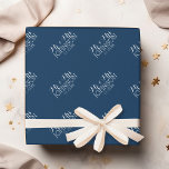 Gastgeschenk Hochzeit Solid Color Navy Blue Geschenkpapier<br><div class="desc">Eine fette Farbe mit schicken Schriftart macht aus einem Statement-Stück für Empfang-Favoriten. Elemente können leichter angepasst werden, wenn Sie zuerst alle Foto und Texte ersetzen. Wenn Ihre Kunst noch angepasst werden muss, klicken Sie auf die Schaltfläche Diese anpassen. Das bringt Sie zu einem Designbereich, wo Sie Dinge bewegen und sogar...</div>