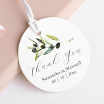 Gastgeschenk Hochzeit Tags Wasserfarben-Olivenzwei Geschenkanhänger<br><div class="desc">Dieses stylische Gastgeschenk Hochzeit-Tag enthält die Worte "Danke" in trendiger Schrift. Der Olivenzweig mit Aquarellfarbe schmückt das Oberteil. Verwenden Sie die Vorlagenfelder,  um Ihre Namen,  Ihr Hochzeitdatum oder Ihren benutzerdefinierten Text hinzuzufügen. Um mehr rustikale Hochzeitskunst zu sehen,  besuchen Sie www.zazzle.com/dotellabelle Kunst und Design der Wasserfarben von Victoria Grigaliunas</div>