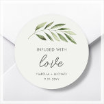 Gastgeschenk Hochzeiten für Olivenöl Runder Aufkleber<br><div class="desc">Maßgeschneiderte,  minimalistisch-moderne Flaschenmarken für die Gastgeschenk Hochzeit Olivenöl. Das Olivenöl wird in Aquarellfarben auf einem hellen,  olivgrünen Hintergrund gehalten.</div>