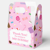 Gastgeschenk mit farbenfrohen süßen und rosafarben geschenkschachtel (Geöffnet)