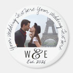 Gastgeschenke Hochzeiten für benutzerdefinierten g Magnet<br><div class="desc">Individuell gedruckte, personalisierte DELICATE HANDWRITING HANDSCHRIFTLICHE Schriftart Vorlage RUND Foto Kühlschrankmagnet Gastgeschenke Hochzeiten. Vorlage personalisiert vor dem Foto Kühlschrankmagnet, erhältlich in 3 Größen: 1, 25", 2, 25" und 3" Durchmesser. OPPER TEXT - Haupt-Hochzeitserklärung. Ersetzen Sie IMAGE mit Ihrem Hochzeitspaar, Verlobung, Hochzeitsfest Foto. NIEDRIGER TEXT - Die monogramm Vorlage für die...</div>