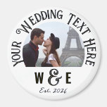 Gastgeschenke Hochzeiten für Vintagen Text Kühlsch Magnet<br><div class="desc">Individuell gedruckte, personalisierte TRADITIONELLE VINTAGE Schriftart-Vorlage RUND Foto Kühlschrankmagnet Gastgeschenke Hochzeiten. Vorlage personalisiert vor dem Foto Kühlschrankmagnet, erhältlich in 3 Größen: 1, 25", 2, 25" und 3" Durchmesser. OPPER TEXT - Haupt-Hochzeitserklärung. Ersetzen Sie IMAGE mit Ihrem Hochzeitspaar, Verlobung, Hochzeitsfest Foto. NIEDRIGER TEXT - Die monogramm Vorlage für die Initialen der...</div>