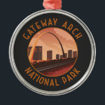 Gateway Arch Nationalpark Retro Distressed Circle Ornament Aus Metall<br><div class="desc">Gateway Arch Vektorgrafik Design. Der Gateway Arch National Park ist ein amerikanischer Nationalpark,  der sich in St. Louis,  Missouri,  in der Nähe des Ausgangspunkts der Lewis- und Clark-Expedition befindet.</div>