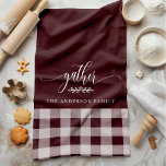 Gather Fall Burgundy & White Buffalo Karo Geschirrtuch<br><div class="desc">Fügen Sie eine Touch von Wärme und Charme in Ihre Küche mit diesem Gather Fall Burgundy & White Buffalo Karo Küchentücher. Dieses Küchenhandtuch mit einem klassischen Buffalo-karierten Muster mit dem Wort "Versammlung" und einem individuell anpassbaren Familiennamen ist ideal, um während der Herbst- und Erntedank-Saison eine gemütliche und einladende Atmosphäre für...</div>