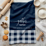 Gather Fall Navy & White Buffalo Karo Geschirrtuch<br><div class="desc">Fügen Sie eine Touch von Wärme und Charme in Ihre Küche mit diesem Gather Fall Navy & White Buffalo Karo Küchentücher. Dieses Küchenhandtuch mit einem klassischen Buffalo-karierten Muster mit dem Wort "Versammlung" und einem individuell anpassbaren Familiennamen ist ideal, um während der Herbst- und Erntedank-Saison eine gemütliche und einladende Atmosphäre für...</div>