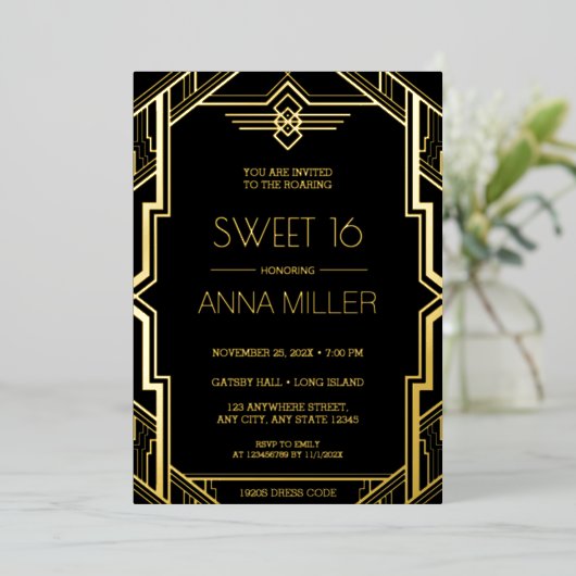 Gatsby Art Deco Black and Gold Sweet 16 Folieneinladung (Stehend vorne)