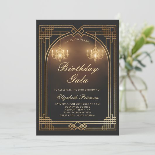 Gatsby Roaring 20er Deko Chandeliers Glow Birthday Einladung (Stehend Vorderseite)