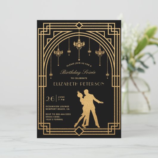 Gatsby Roaring 20er Deko Chandeliers Gold Birthday Einladung (Stehend Vorderseite)