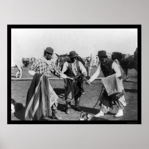 Gauchos in einem Scheinklinge-Kampf in Argentinien Poster