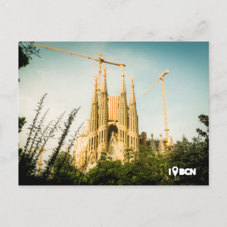 Gaudis Sagrada Familia mit Katalonienflagge Postkarte