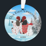 Gay African Ehepaar Snowman DIY Foto Ornament<br><div class="desc">Feiern Sie Ihr erstes Weihnachtsfest zusammen mit dieser lustigen Illustration eines dunkelhaarigen afroamerikanischen Ehepaares, das mit dem Rücken zu Ihnen sitzt, gerahmt von einer hübschen winterherrlichen Waldlandschaft mit schneebedeckten Tannenbäumen und einem niedlichen Schneemann, der eine Weihnachtsmannmütze trägt. Sie tragen hässliche Weihnachtspullover und rot-weiße Weihnachtsmannmützen. Die Wörter, unser erstes Weihnachten, gefolgt...</div>