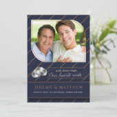 Gay and Lesbian Blue Pinstripe Foto Wedding Einladung (Stehend Vorderseite)