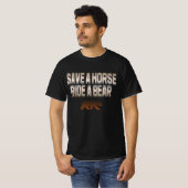 Gay Bear Pride Rettet ein Pferd auf dem Weg zum Bä T-Shirt (Vorne ganz)