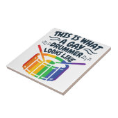 Gay Drummer Gay Pride Monat LGBTQ Regenbogen Fliese (Seite)