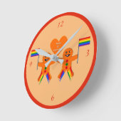 Gay Men Christmas Gingerbread Runde Wanduhr (Winkel)