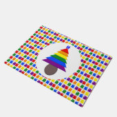 Gay Men Rainbow Christmas Tree und Presents Fußmatte (Schrägansicht)