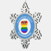 Gay Pride Brown Angel Hanukkah Flag Personalisiert Schneeflocken Zinn-Ornament (Rechts)