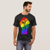 Gay Pride der Faust-Regenbogenflagge T-Shirt (Vorne ganz)