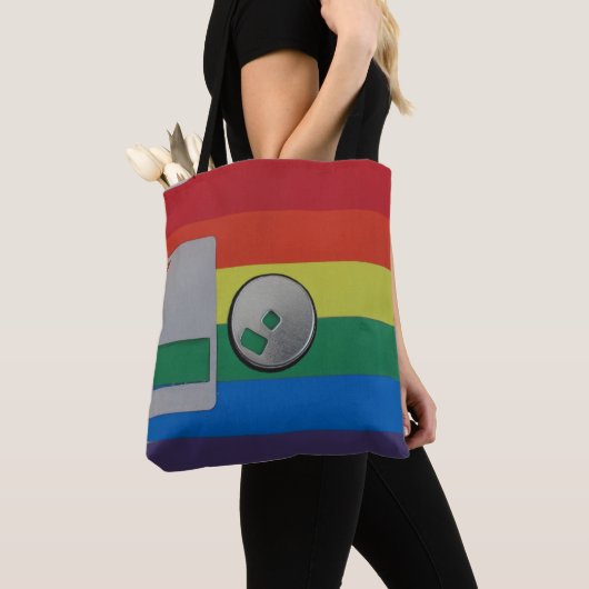 Gay Pride-Farbmuster auf der Retro-Diskette Tasche (Von Nahem)