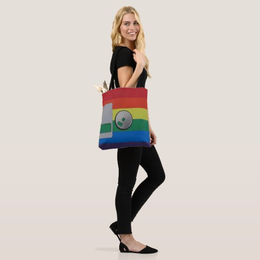 Gay Pride-Farbmuster auf der Retro-Diskette Tasche (Am Model)