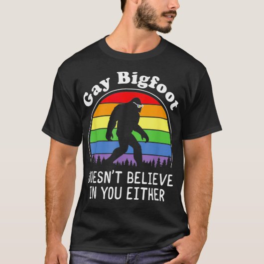 Gay Pride Funny Gay Bigfoot Rainbow Sasquatch Retr T-Shirt (Vorderseite)
