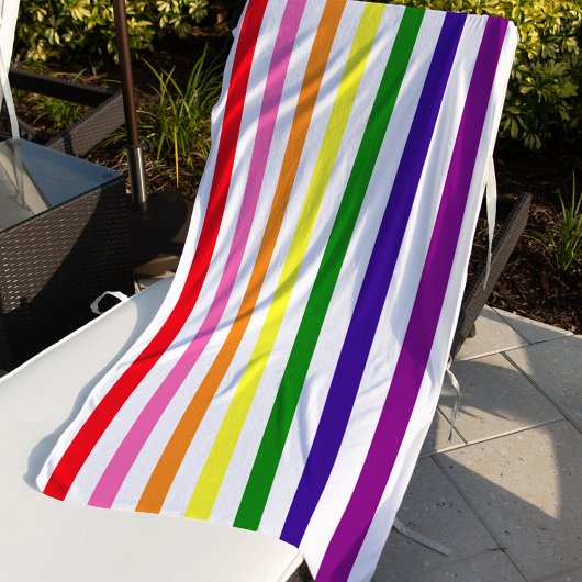 Gay Pride mit farbigen Regenbogenstreifen Strandtuch