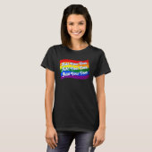 Gay Pride mit Rainbow Flag bis zu 3 Zeilen T-Shirt (Vorne ganz)