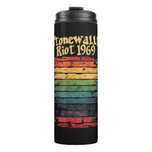 Gay-Pride-Monat Regenbogenflagge Steinmauer Aufruh Thermosbecher