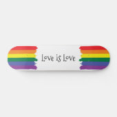 Gay Pride Rainbow Paint Themed Flag Liebe ist Lieb Skateboard (Horizontal)